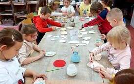 Szkliwienie w pracowni ceramicznej 2