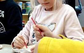 Szkliwienie w pracowni ceramicznej 10