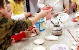 Szkliwienie w pracowni ceramicznej 12